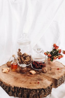 kurutulmuş elma ve köpek gül