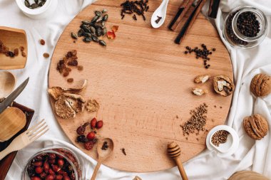 kurutulmuş meyve ve baharat