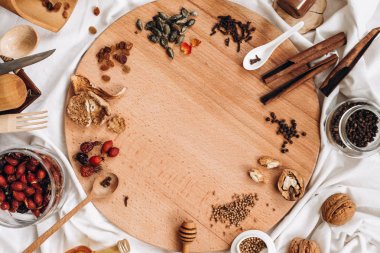 kurutulmuş meyve ve baharat