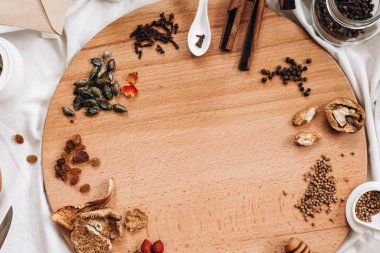 kurutulmuş meyve ve baharat