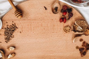 kurutulmuş meyve ve baharat