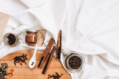 kurutulmuş meyve ve baharat