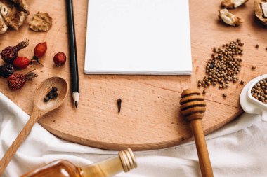 mutfak gereçleri ve kurutulmuş meyve ve baharat 