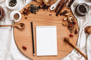 mutfak gereçleri ve kurutulmuş meyve ve baharat 