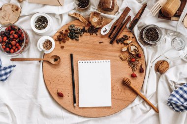 mutfak gereçleri ve kurutulmuş meyve ve baharat 