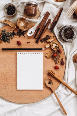 mutfak gereçleri ve kurutulmuş meyve ve baharat 