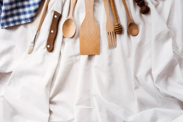 Utensilios de cocina en sábana blanca —  Fotos de Stock