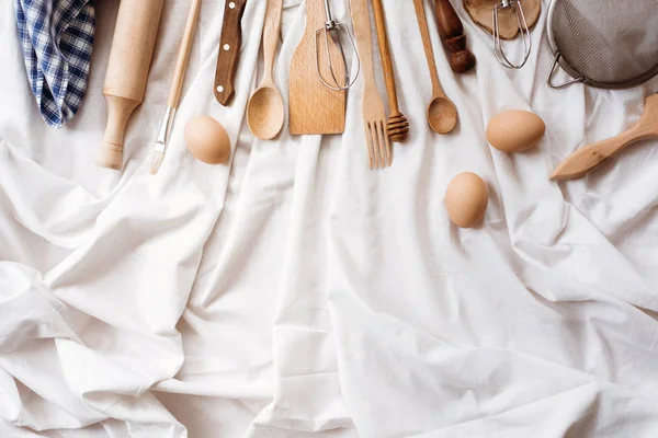 Utensilios de cocina en sábana blanca —  Fotos de Stock