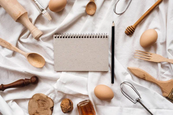 Beyaz battaniye üzerinde mutfak gereçleri 