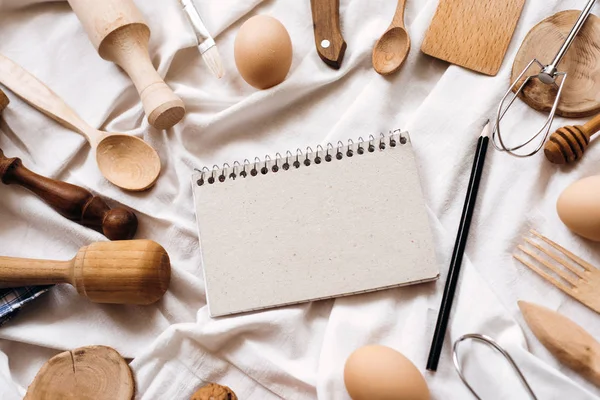 Beyaz battaniye üzerinde mutfak gereçleri 
