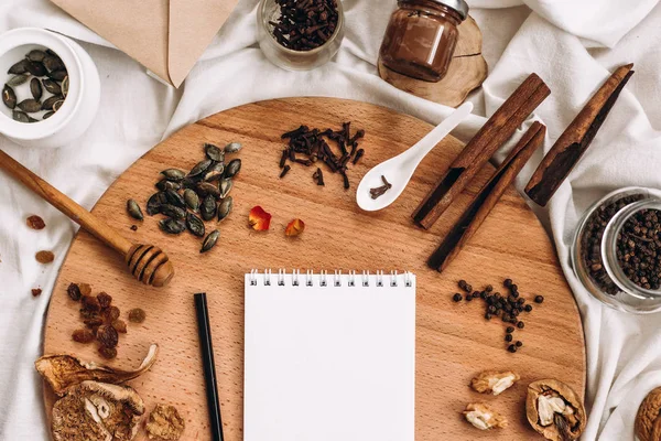 mutfak gereçleri ve kurutulmuş meyve ve baharat 