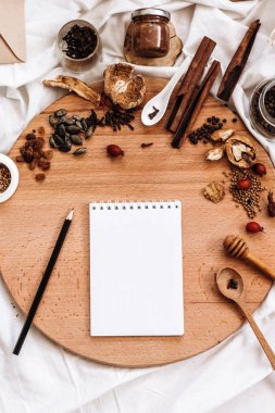 mutfak gereçleri ve kurutulmuş meyve ve baharat 