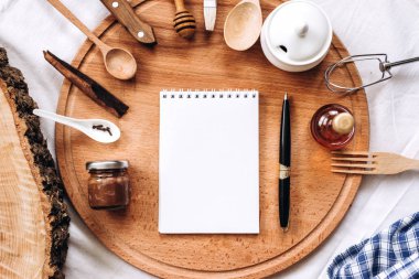 mutfak eşyaları, defter ve kalem üzerinde yuvarlak ahşap güdük