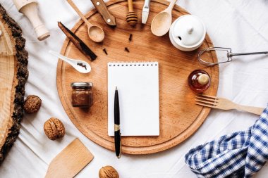 mutfak eşyaları, defter ve kalem üzerinde yuvarlak ahşap güdük