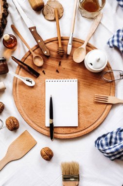 mutfak eşyaları, defter ve kalem üzerinde yuvarlak ahşap güdük