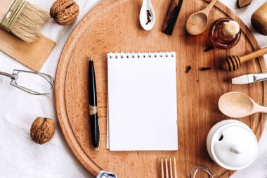 mutfak eşyaları, defter ve kalem üzerinde yuvarlak ahşap güdük