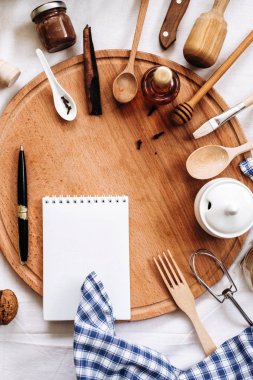 mutfak eşyaları, defter ve kalem üzerinde yuvarlak ahşap güdük