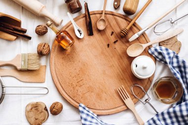 mutfak gereçleri, ahşap yuvarlak kurulu ve ekose peçete