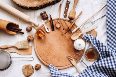 mutfak gereçleri, ahşap yuvarlak kurulu ve ekose peçete
