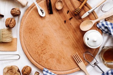 mutfak gereçleri, ahşap yuvarlak kurulu ve ekose peçete