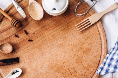 mutfak gereçleri, ahşap yuvarlak kurulu ve ekose peçete