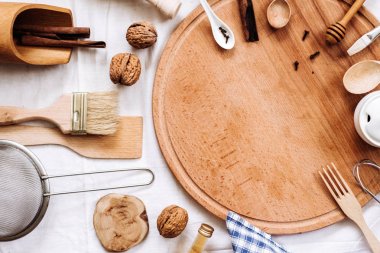 mutfak gereçleri, ahşap yuvarlak kurulu ve ekose peçete