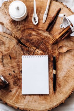 mutfak eşyaları, defter ve kalem  