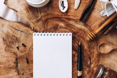 mutfak eşyaları, defter ve kalem  