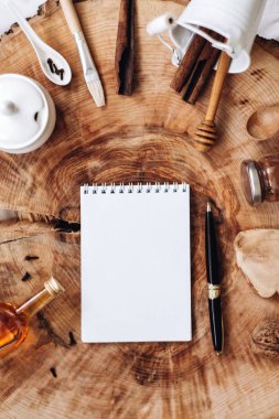 mutfak eşyaları, defter ve kalem  