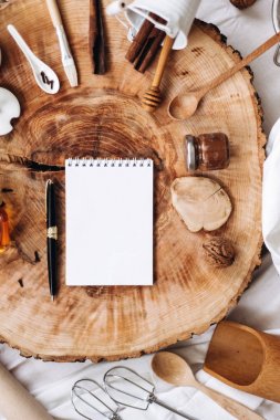 mutfak eşyaları, defter ve kalem  