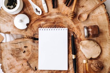 mutfak eşyaları, defter ve kalem  