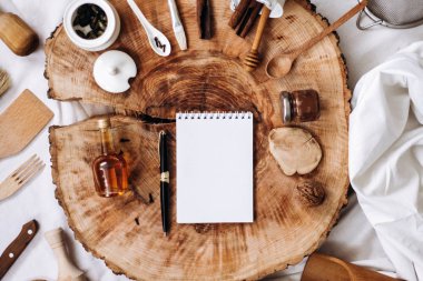 mutfak eşyaları, defter ve kalem  