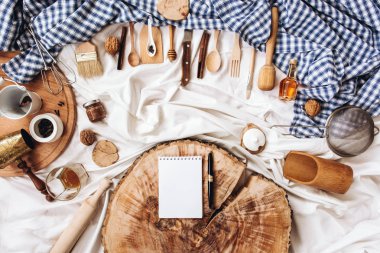 mutfak eşyaları, defter ve kalem  