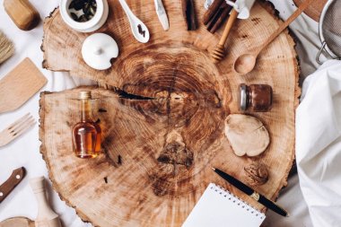 mutfak eşyaları, defter ve kalem  