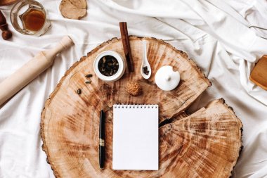 mutfak eşyaları, defter ve kalem  