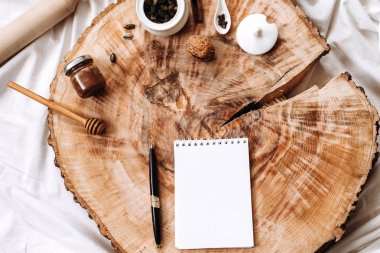 mutfak eşyaları, defter ve kalem  