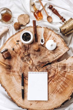 mutfak eşyaları, defter ve kalem  