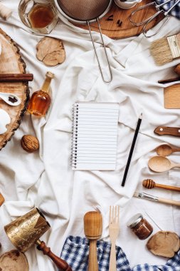 mutfak eşyaları, not defteri ve kalem