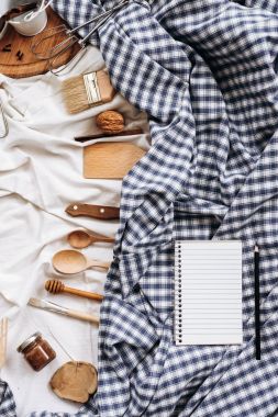 mutfak eşyaları, not defteri ve kalem