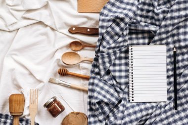 mutfak eşyaları, not defteri ve kalem