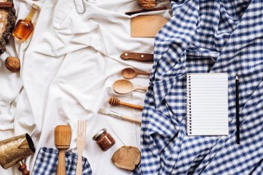 mutfak eşyaları, not defteri ve kalem