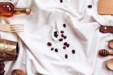 kahve çekirdekleri beyaz peçete üzerinde