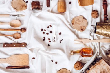 kahve çekirdekleri beyaz peçete üzerinde