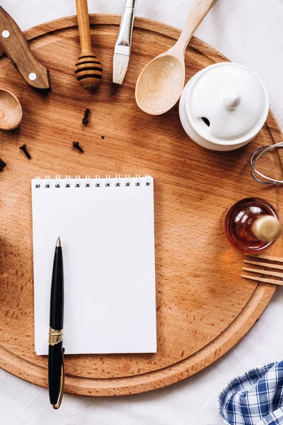 mutfak eşyaları, defter ve kalem üzerinde yuvarlak ahşap güdük