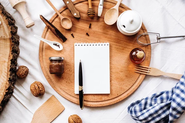mutfak eşyaları, defter ve kalem üzerinde yuvarlak ahşap güdük