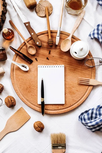mutfak eşyaları, defter ve kalem üzerinde yuvarlak ahşap güdük