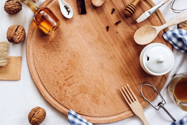 Utensilios de cocina, tabla redonda de madera y servilleta a cuadros —  Fotos de Stock