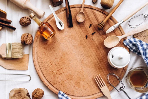 Utensilios de cocina, tabla redonda de madera y servilleta a cuadros —  Fotos de Stock