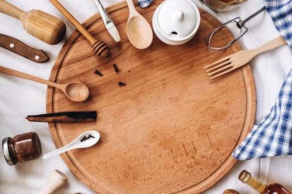 mutfak gereçleri, ahşap yuvarlak kurulu ve ekose peçete