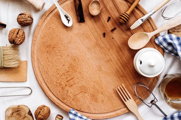 mutfak gereçleri, ahşap yuvarlak kurulu ve ekose peçete